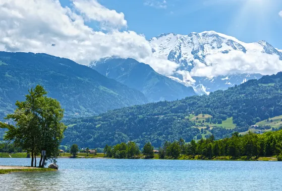 Paysage du lac de Passy en été avec la chaîne du Mont-Blanc en arrière plan