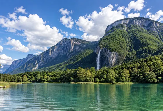 Vue sur la cascade l'Arpenaz depuis le lac des llettes à Sallanches