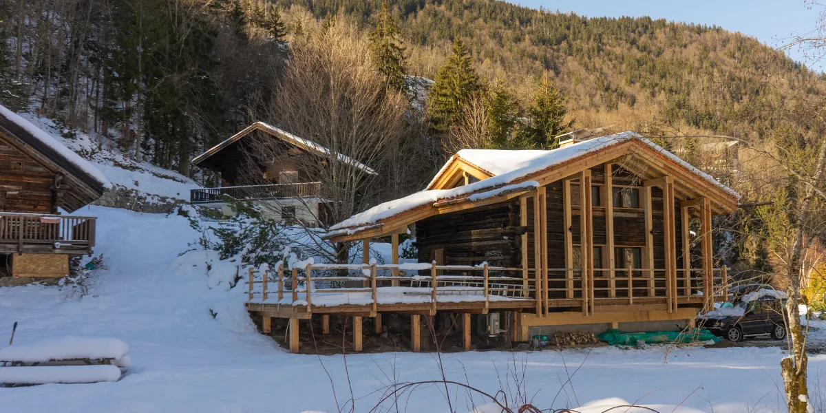 Résidence secondaire style chalet en bois sur une montagne enneigée
